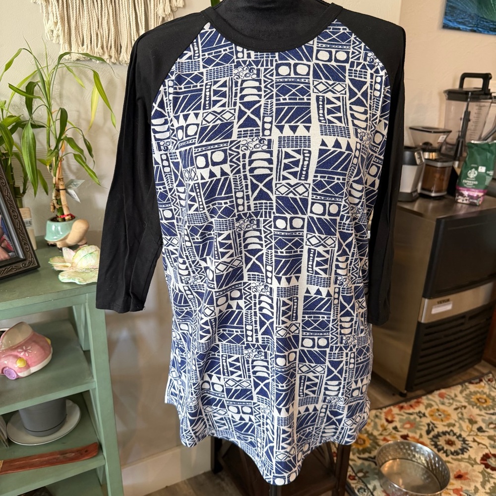 Black & Navy Geometric Raglan Sleeve Top - Women